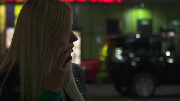 Junge Blonde Frau Telefoniert Mit Rotem Telefon Auf Der Straße — Stockvideo