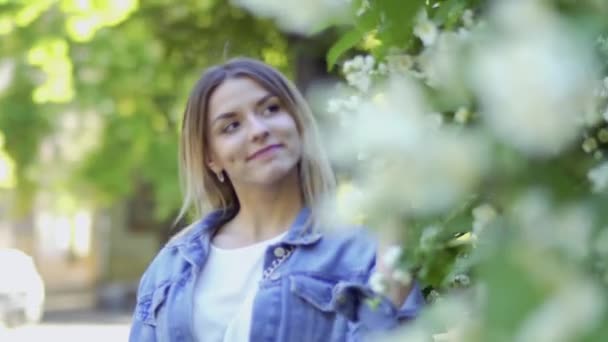 Mujer Hermosa Joven Está Caminando Parque Verano Bonita Rubia Disfrutando — Vídeo de stock