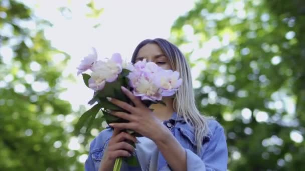 Retrato Una Joven Con Peonías Las Manos Hermosa Mujer Disfrutar — Vídeos de Stock