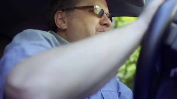 Homem Adulto Está Nervoso Gesticulando Mãos Homem Teve Acidente Estrada — Vídeo de Stock