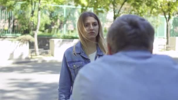Kızgın Sürücü Arabasının Tekerlerinin Altında Kalan Sağır Dilsiz Genç Kıza — Stok video