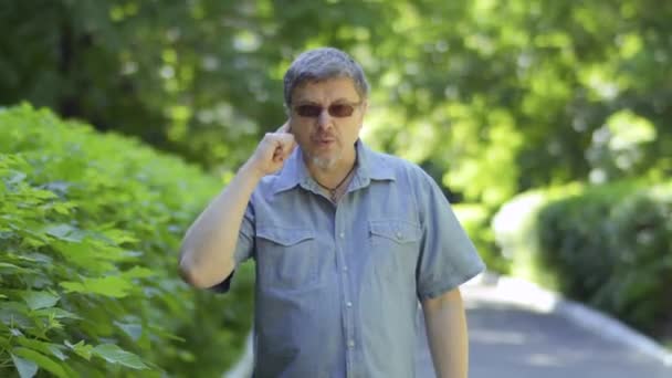Taubstumme Person Sommer Park Hintergrund Mann Gestikuliert Mit Den Händen — Stockvideo