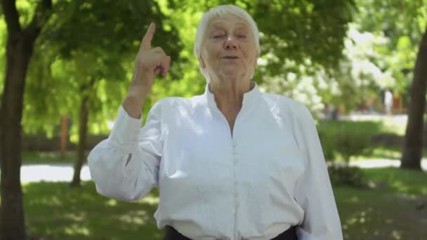 在夏季公园背景的聋哑人 女人摆手 她代表所有聋哑的人说 听我们说 我们是 我们爱你 概念视频 — 图库视频影像