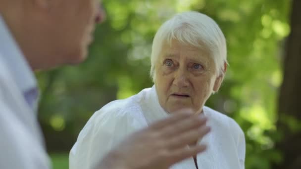 Yaşlı Sağır Dilsiz Kadın Elleri Sağır Dilsiz Kocasıyla Konuşuyor Kadın — Stok video