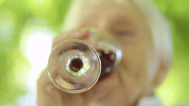 Mulher Madura Bebendo Vinho Tinto Vinho Close Antecedentes Desfocados — Vídeo de Stock