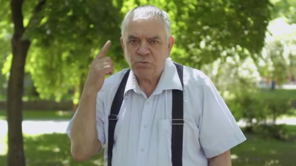 Глухонемой Человек Фоне Летнего Парка Мужчина Жестикулирует Руками Говорит Имени — стоковое видео