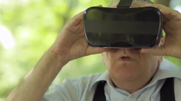 Senhor Não Sabe Usar Óculos Realidade Virtual Velhote Colocou Cabeça — Vídeo de Stock