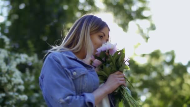 Πορτραίτο Νεαρής Γυναίκας Παιώνιες Στα Χέρια Όμορφη Γυναίκα Απολαύστε Λουλούδι — Αρχείο Βίντεο