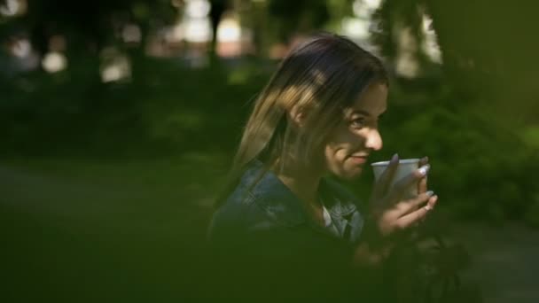 Jonge Vrouw Die Koffie Drinkt Uit Wegwerpbeker Ontspannen Bank Het — Stockvideo