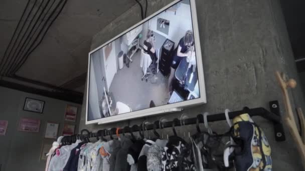 美容院的视频监控 宠物店与美容院 用正在工作的美容师筛选 Cctv 摄像机从左向右移动 — 图库视频影像