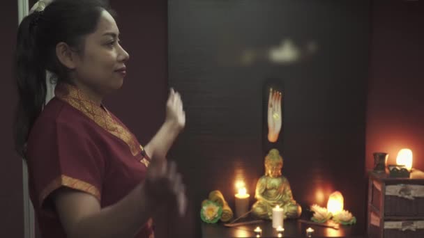 Miły Tajski Masażysta Zaprasza Gości Salonie Masażu Piękna Kobieta Złożyła — Wideo stockowe
