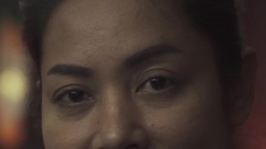 Taylandlı bir masözün güzel koyu gözleri. Kamera sağa sola hareket ediyor. Yakın plan..