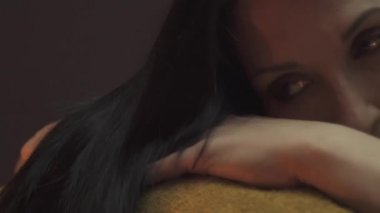 Masaj salonundaki genç ve güzel bir kadının güzel yüzü. Kız spa 'da masaj için yatakta yatıyor. Kamera soldan sağa hareket ediyor. Yakın plan..