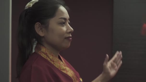 Fiatal Nőket Üdvözölnek Masszázs Szalonban Masszőr Piros Köntösben Hajtogatta Karjait — Stock videók