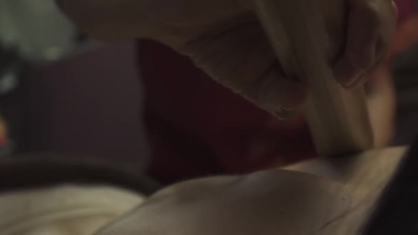 Молодая Женщина Лежащая Деревянной Кровати Спа Имеет Бамбуковые Палочки Массажа — стоковое видео