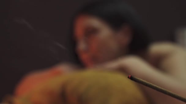 Fragrante Bastone Lentamente Fumante Nel Salone Massaggio Giovane Ragazza Gode — Video Stock