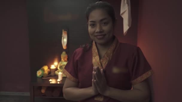 Bela Massagista Tailandesa Sorrindo Salão Massagem Movimento Câmera Direita Para — Vídeo de Stock