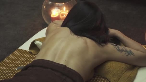 Beautiful Young Woman Lies Bed Massage Candles Burning Bed Close — ストック動画