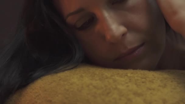一个漂亮的女孩在按摩院的美丽的脸 女孩躺在床上在温泉里做按摩 后续行动 — 图库视频影像