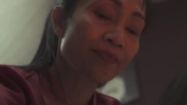 Güzel Tayland masözü profesyonel masaj yapar. Masözün gülümseyen gözleri güzeldir..