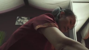 Güzel Tayland masözü güzel bir Tayland masaj salonunda çalışıyor. Yakın plan..