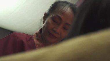 Masaj salonundaki güzel Tayland masözü. Taylandlı masöz işini iyi yapıyor. Yakın plan..