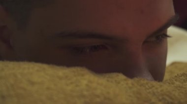 Adam kaplıcada masaj yaptırmaktan hoşlanıyor. Tayland masajı sırasındaki bir adamın gözleri. Yakın plan..