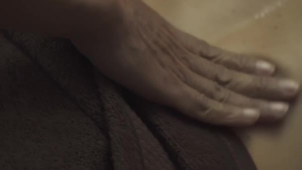 Masseuse Glijdt Met Haar Handen Rug Van Het Meisje Close — Stockvideo