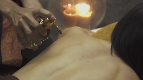 Massagista Pingando Óleo Suas Costas Uma Sala Massagem Tailandesa Close — Vídeo de Stock