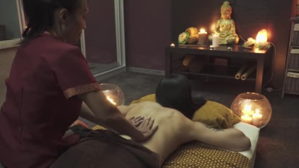 Hermosa Masajista Spa Tailandés Sienta Chica Hace Masaje Espalda Sobre — Vídeos de Stock