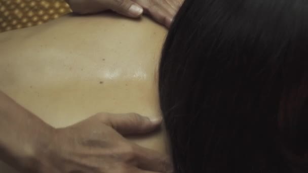 Massaggiatrice Thai Spa Siede Sulla Ragazza Massaggio Alla Schiena Primo — Video Stock