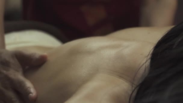 Ontspannen Vrouw Die Een Rugmassage Krijgt Een Kuuroord Handen Masseren — Stockvideo