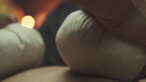 Kruidenzakje Thaise Massage Thai Met Het Gebruik Van Kruidenzakjes Close — Stockvideo