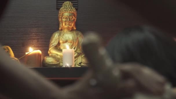 Thai Massage Mit Kräutertaschen Schöne Mädchen Hat Eine Gute Zeit — Stockvideo