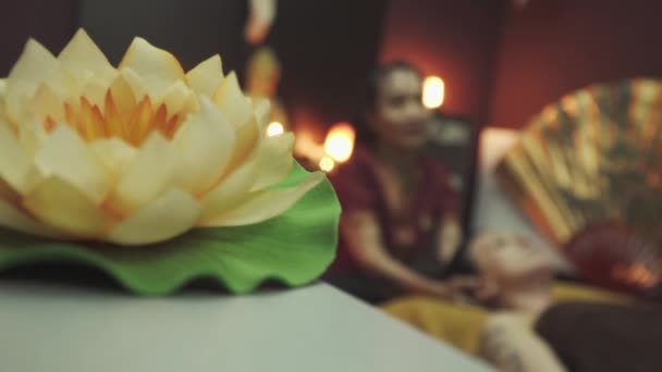 Schöne Romantische Orchidee Massagesalon Hintergrund Massiert Die Masseurin Den Kopf — Stockvideo