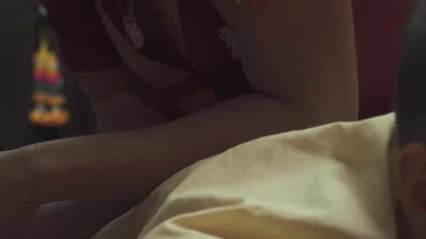 Тайська Масажистка Робить Масаж Хлопця Салоні Парень Лежит Масажному Постели — стокове відео