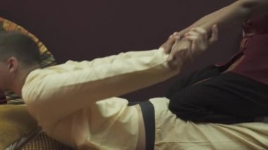 Bir erkek için sırt masajı. Tayland sağlık merkezindeki terapi..