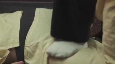 Masöz, ayaklarıyla adama masaj yapıyor. Genç adam kaplıcada ayak masajı yaptırıyor. Yakın plan..