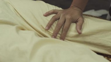 Tayland masözü bir erkek için ayak masajı yapar. Kadın bir erkeğin bacaklarına masaj yapıyor. Yakın plan..