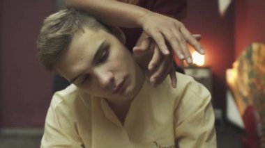 Tayland 'da çocuk yüz masajı yaptırıyor. Mutlu adam güzel bir masaj yaptırıyor. Yakın plan..