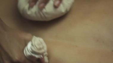 Bitkisel kese Thai masajı. Bitkisel kese kullanan Tayland yemeği. Bitkisel kese kullanan Tayland yemeği. Bitki torbaları, stres önleyici terapi. Yakın plan..