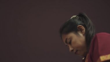 Tayland 'da kaplıcada siyah saçlı ve kırmızı ceketli güzel bir Tayland masözü. Yakın plan..