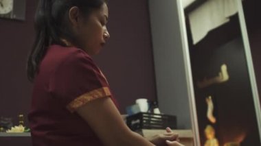Taylandlı masör masaj salonunda el ve kol masajı yapıyor. Bir spa müşterisi harika bir Tayland masajı alıyor. Yakın plan..