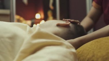 Mutlu adam masaj salonunda kafa ve omuz masajı yaptırıyor. Yakın plan..