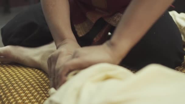 Jonge Jongen Krijgt Voeten Massage Huidverzorging Behandeling Wellness Spa Schoonheidssalon — Stockvideo