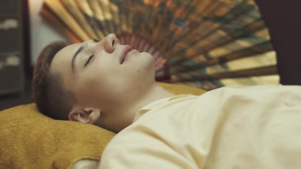 Нахабний Чоловік Масаж Ніг Хлопець Лежить Масажному Ліжку Посміхається Підсумок — стокове відео