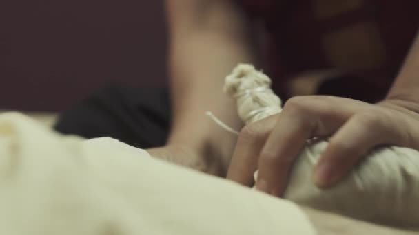 Kräuterbeutel Thai Massage Thai Mit Der Verwendung Von Kräutertaschen Nahaufnahme — Stockvideo