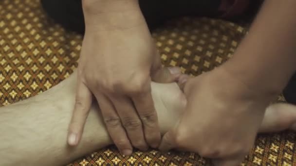 Bonito Homem Feliz Recebendo Massagem Nos Pés Tipo Deita Cama — Vídeo de Stock