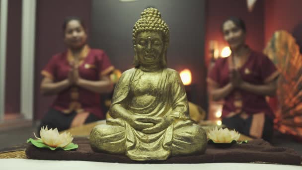 Előtérben Egy Buddha Szobor Lótuszok Egy Masszázs Szalonban Két Thai — Stock videók