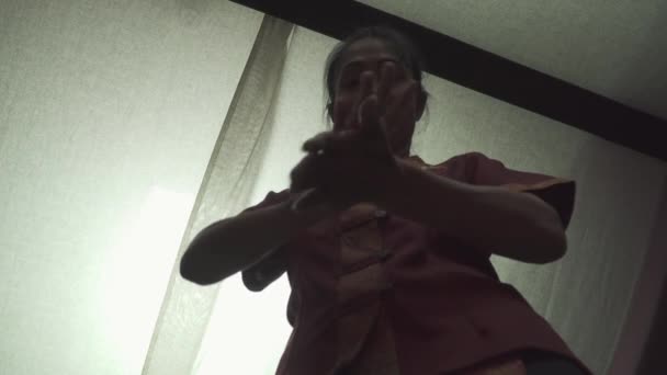 Гарний Тайський Масажист Змащує Руки Олією Масажному Салоні Підсумок — стокове відео